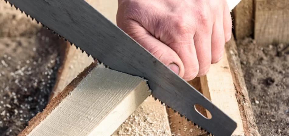 Tips for Cutting Wood With a Hand Saw